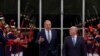 El canciller ruso Sergey Lavrov (izq.) es recibido por su homólogo brasileño Mauro Vieira, en Brasilia, el lunes 17 de abril. (AP/Eraldo Peres)