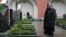 El entonces primer ministro Vladimir Putin visitó el cementerio del monasterio Donskoy en Moscú y depositó flores en las tumbas del general Anton Denikin, el filósofo Ivan Ilyin y el escritor Ivan Shmelev.
