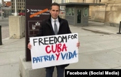 El activista Michael Lima Cuadra, cubano residente en Canadá, durante una protesta en la que exige "Libertad para Cuba". (Facebook)