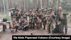 Cubanos posan como soldados del 137 Regimiento de paracaidistas, ubicado en la ciudad de Riazán. Foto Cortesía Alain Paparazzi Cubano