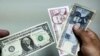 Billete de un dólar y pesos cubanos. Imagen de archivo / (Foto de YAMIL LAGE / AFP)