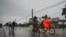 Foto de archivo.La gente se traslada en bicicleta y a pie bajo la lluvia antes de la llegada del huracán Ian en Coloma, Cuba, el 26 de septiembre de 2022. REUTERS/Alexandre Meneghini