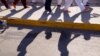 Cubanos que fueron expulsados ​​de EEUU y enviados de regreso a México caminan cerca del puente fronterizo internacional Lerdo Stanton, en Ciudad Juárez (REUTERS/José Luis González)