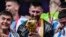 Lionel Messi sostiene la copa, largamente acariciada, tras ganar junto a la selección de Argentina la final del mundial de fútbol, en Lusail, Qatar. (AP Photo/Manu Fernandez)