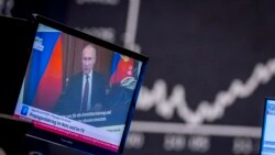 El presidente de Rusia, Vladimir Putin, aparece en una pantalla de televisión. Los analistas que monitorean la propaganda y la desinformación dicen que han visto un fuerte aumento en la actividad en línea vinculada al Estado ruso (Foto AP/Michael Probst, archivo)