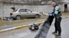 Recogida de cadáveres en las calles de Bucha tras ser liberada de las tropas rusas. (AFP/Sergei Supinsky).