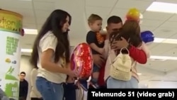 Cubanos llegan a Miami bajo el nuevo programa de parole. (Captura de video/Telemundo 51)