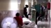 Enfermos en los pasillos de un hospital en Cuba que atiende a pacientes de COVID-19. (Captura de video/Reuters)