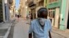 Una anciana con mascarilla protectora por el COVID-19 camina por una calle de La Habana. (ADALBERTO ROQUE / AFP)