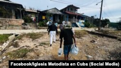 Las iglesias cristianas entregan ayuda a los damnificados por Melissa, enfrentando desafíos logísticos y restricciones gubernamentales.