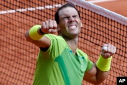Rafael Nadal celebra tras vencer a Casper Ruud en la final del Abierto de Francia, el domingo 5 de junio de 2022, en París. (AP Foto/Jean-Francois Badias)