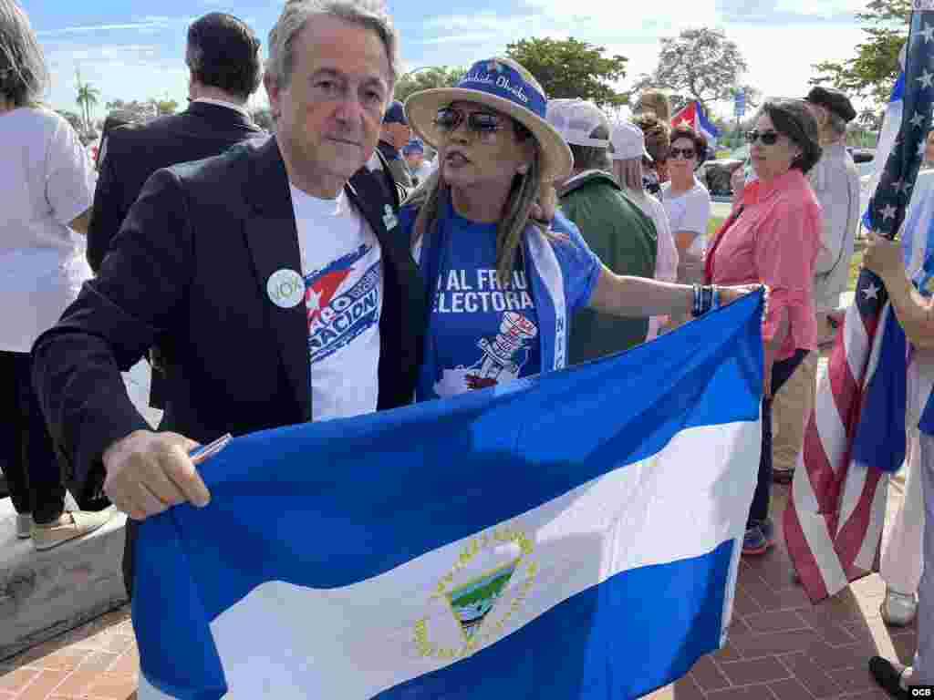 Ofrenda floral de eurodiputados y de España al inicio de la "Caravana por la Libertad de Cuba", en Miami. 