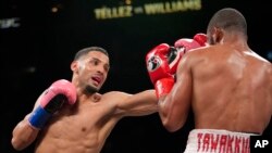 El cubano Yoenis Téllez (izq) golpea a Julian Williams durante el noveno asalto de una pelea de boxeo por el título interino de peso súper welter de la AMB, el sábado 1 de marzo, en Nueva York. (Foto AP/Frank Franklin II)