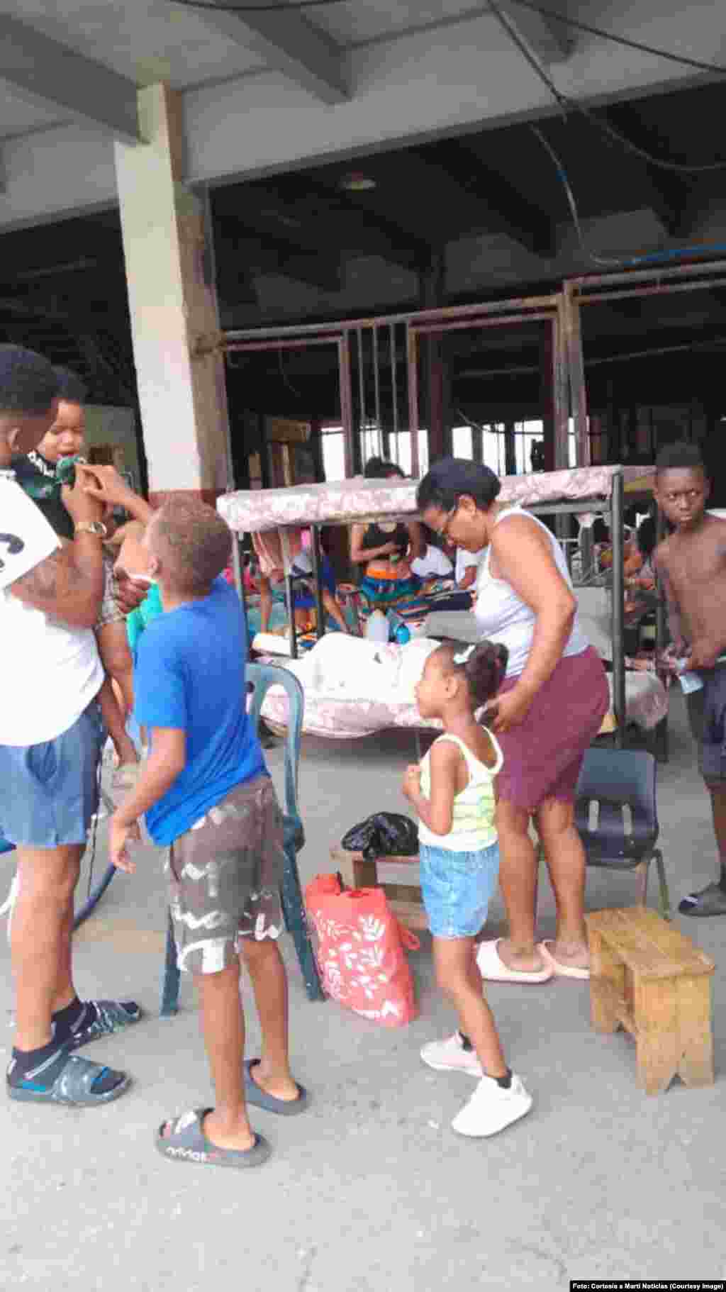 Residentes en el edificio Hines, en La Habana, están en la calle tras un incendio que afectó a varias familias.