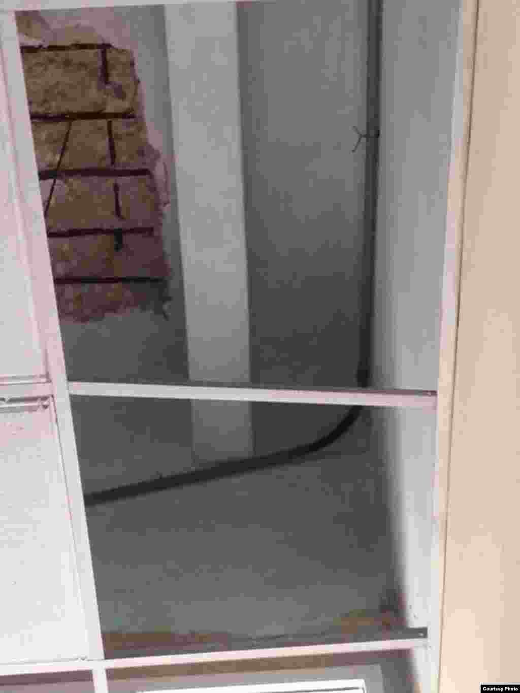 Parte del techo de la sala donde ocurrió el derrumbe, con las cabillas expuestas. 