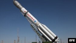 Fotografía fechada el 28 de junio de 2013 y facilitada por la Agencia Federal Espacial rusa Roscosmos que muestra un cohete ruso Protón equipado con tres satélites Glonass-M mientras es colocado en la plataforma de lanzamiento en el cosmódromo de Baikonur