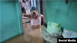 Las inundaciones en Baracoa, Guantánamo, sorprendieron a la población este sábado tras la súbita crecida del río Miel.