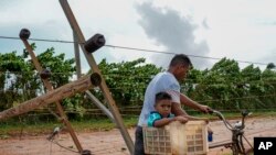 Líneas eléctricas caídas tras el paso del huracán Rafael en Güira de Melena, Cuba, el jueves 7 de noviembre de 2024. (Foto AP/Ramon Espinosa)