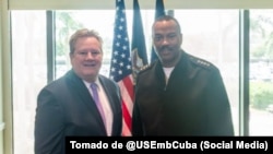 Mike Hammer (izq.) y el Jefe del Comando Sur, el Almirante Holsey, reunidos en septiembre de 2025.