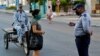 Policía en las calles de La Habana.