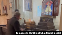 "Nuestros sentimientos, pensamientos y oraciones están con el pueblo cubano", dijo el diplomático Mike Hammer en la Parroquia de la Caridad del Cobre en La Habana.