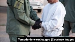 FOTO ARCHIVO. Un arresto efectuado por un agente de ICE.