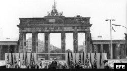 Fotografía de archivo del 12 de junio de 1987 que muestra al presidente de Estados Unidos Ronald Reagan (c) y al canciller alemán Helmut Kohl (der. de Reagan) durante una ceremonia en el lado oeste del Muro de Berlín (Alemania).