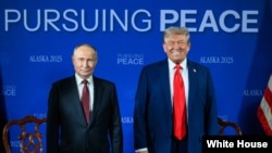 Vladimir Putin y Donald Trump posan en Alaska ante el rótulo "En busca de la Paz". 