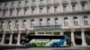 Un ómnibus propiedad de Gaviota, empresa administrada por las fuerzas armadas en Cuba, parqueado enfrente del Gran Hotel Manzana, también de Gaviota. 