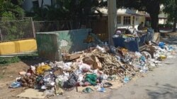 Vecinos del Vedado denuncian insalubridad por basura acumulada y contenedores en mal estado, cerca de centros de salud.