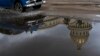 El Capitolio, sede del parlamento cubano, se refleja en un charco de agua en medio de un apagón en La Habana, en octubre pasado. (AP/Ramon Espinosa /Archivo)