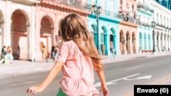 Una niña en una calle de La Habana. (Imagen de referencia/Envato)