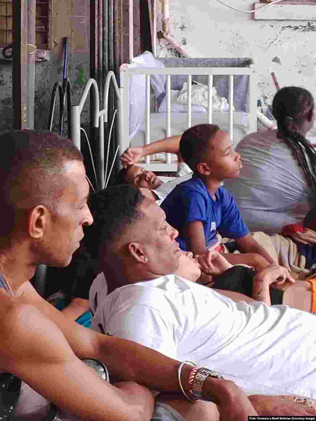 Están en la calle y sin ayuda de las autoridades.