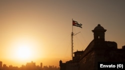 La bandera cubana en el Morro. (Foto: Envato)