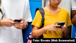 Jóvenes utilizando sus teléfonos celulares en una imagen de referencia