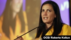 Rosa María payá en una foro de archivo durante la firma de Acuerdo por la Democracia en Cuba 