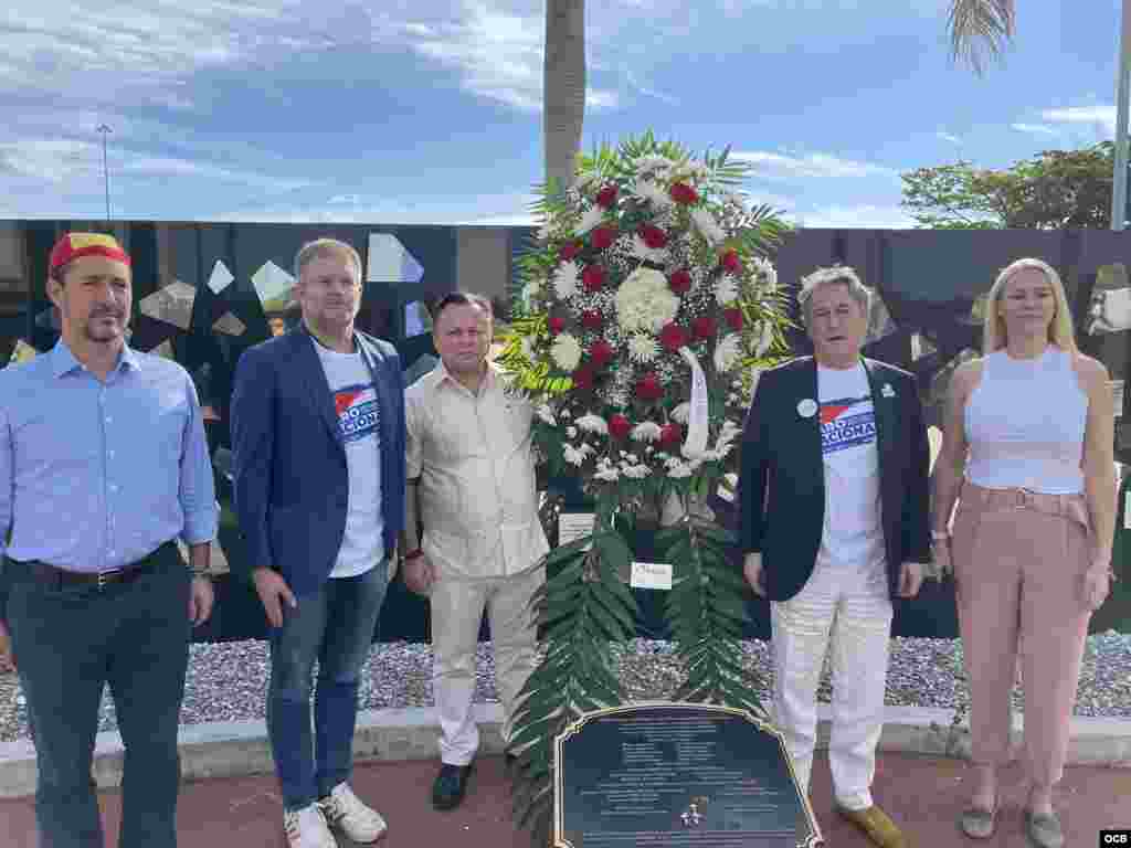 Ofrenda floral de eurodiputados y de España al inicio de la "Caravana por la Libertad de Cuba", en Miami. 
