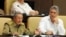 Raúl Castro (i) junto al primer vicepresidente Miguel Díaz-Canel (d) y el canciller Bruno Rodríguez.