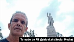 Jorge Fernández Era, posa junto al monumento a José Marti en el Parque Central de La Habana. El editor y autor de varios libros ha sido galardonado con numerosos premios nacionales e internacionales.