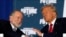 Trump habla con el exgobernador de Arkansas, Mike Huckabee, en una mesa redonda en el Drexelbrook Catering & Event Center, en octubre pasado, en Drexel Hill, Pensilvania. (AP/Julia Demaree Nikhinson)