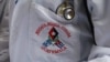 El logo de la brigada médica cubana en Guatemala en la bata de un galeno.