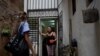 Una trabajadora de salud pública realiza la pesquisa para detectar casos de coronavirus en un barrio de La Habana. (REUTERS/Alexandre Meneghini).