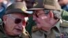 El general Raúl Castro (dcha) y el comandante Guillermo García Frías (izda).