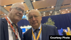 Orlando Gutiérrez Boronat (izq.), invitado oficial a nombre de la Asamblea de la Resistencia Cubana (ARC), junto a Andrius Kubilius, ministro para la Industria de la Defensa y el Espacio de la Unión Europea.