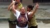 Dama de Blanco Yolanda Santana Ayala, en una detención anterior a julio de 2018, frente a la Sede Nacional de las Damas de Blanco, en Lawton, La Habana. Cortesía de Angel Moya Acosta.