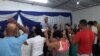 El pastor Yoel Demetrio, líder de la Iglesia Misionera de Cuba, ora junto a miembros de su congregación. (Facebook)