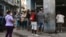 Cubanos hacen cola en una bodega, en La Habana, para adquirir alimentos. (Yamil LAGE / AFP)