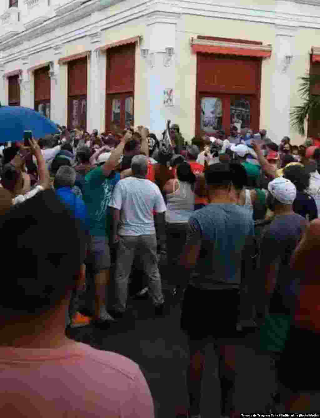 En una céntrica esquina del boulevard de Santa Clara los cubanos enfrentaron a los uniformados coreando "Libertad", el 11 de julio de 2021.
