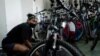 Un cuentapropista trabaja en un taller de reparación y renta de bicicletas en La Habana. (REUTERS/Alexandre Meneghini)