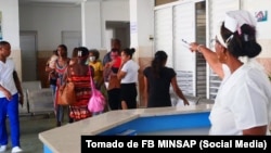 Pacientes de un hospital en Matanzas, impactado por el brote del dengue y el chikungunya.